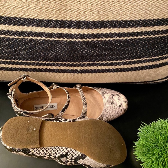 *SOLD* Steve Madden Snake Print Mary Janes 7.5 - Picture 5 of 5
